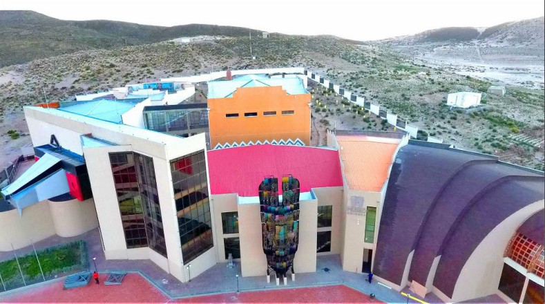 La obra fue construida en una superficie de 10.814 metros cuadrados, en los cuales se edificaron tres bloques donde se resume los principios fundamentales del proceso histórico que vive Bolivia.