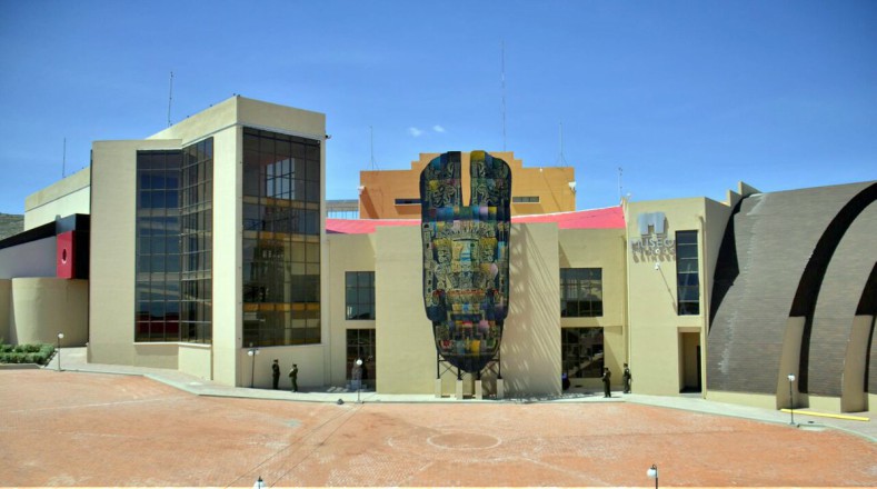 En el museo se exponen las relaciones interculturales y las luchas de los pueblos originarios a lo largo de la historia boliviana, además de que cuenta con un sótano y tres niveles con una superficie total de 2.042,85 metros cuadrados.