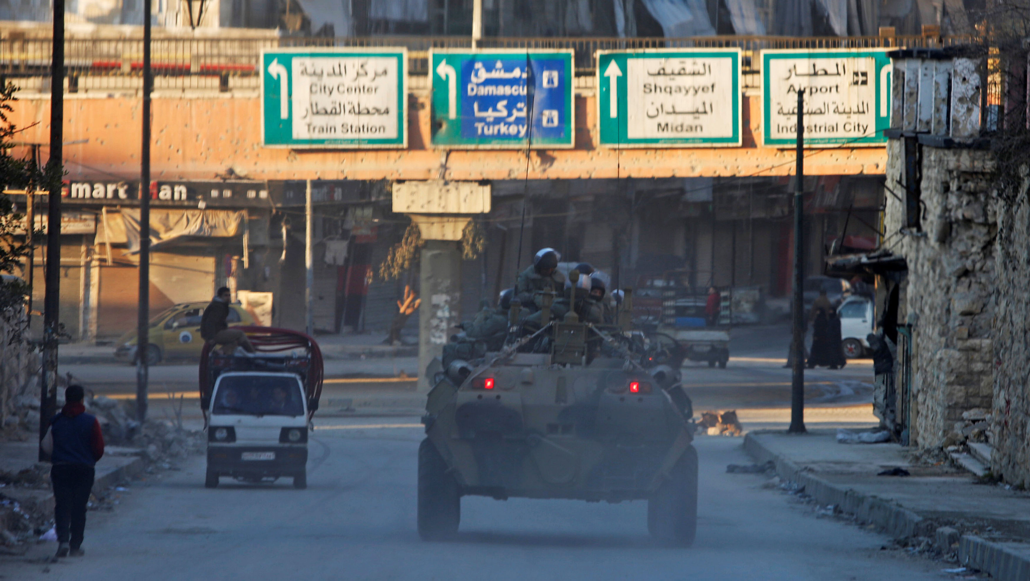 Soldados rusos transitan en una calle de Alepo.