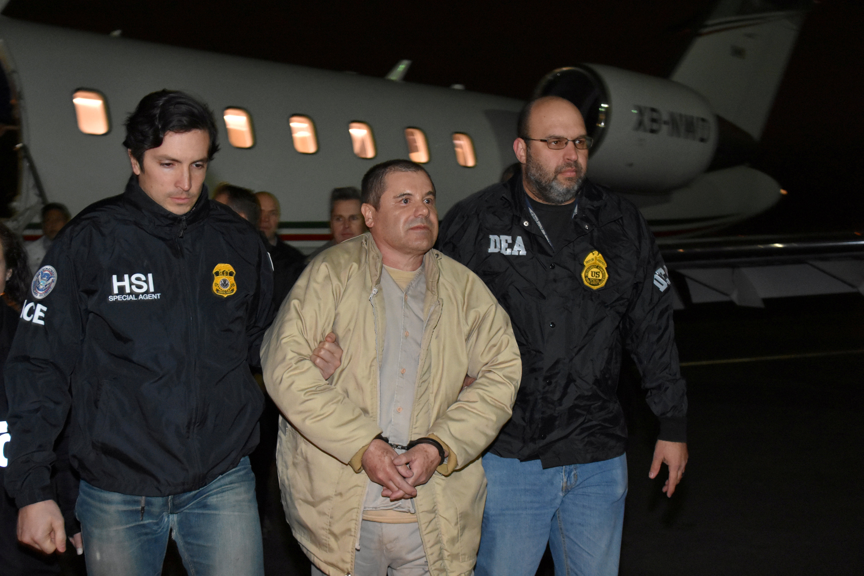 Joaquín El Chapo Guzmán Loera escoltado en Ciudad Juárez, Chihuahua, por policías mexicanos el 19 de enero pasado, cuando fue extraditado a Estados Unidos.