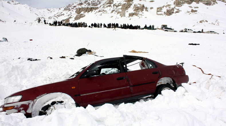 Afganistán, bajo nieve y con más de 100 muertos por avalanchas