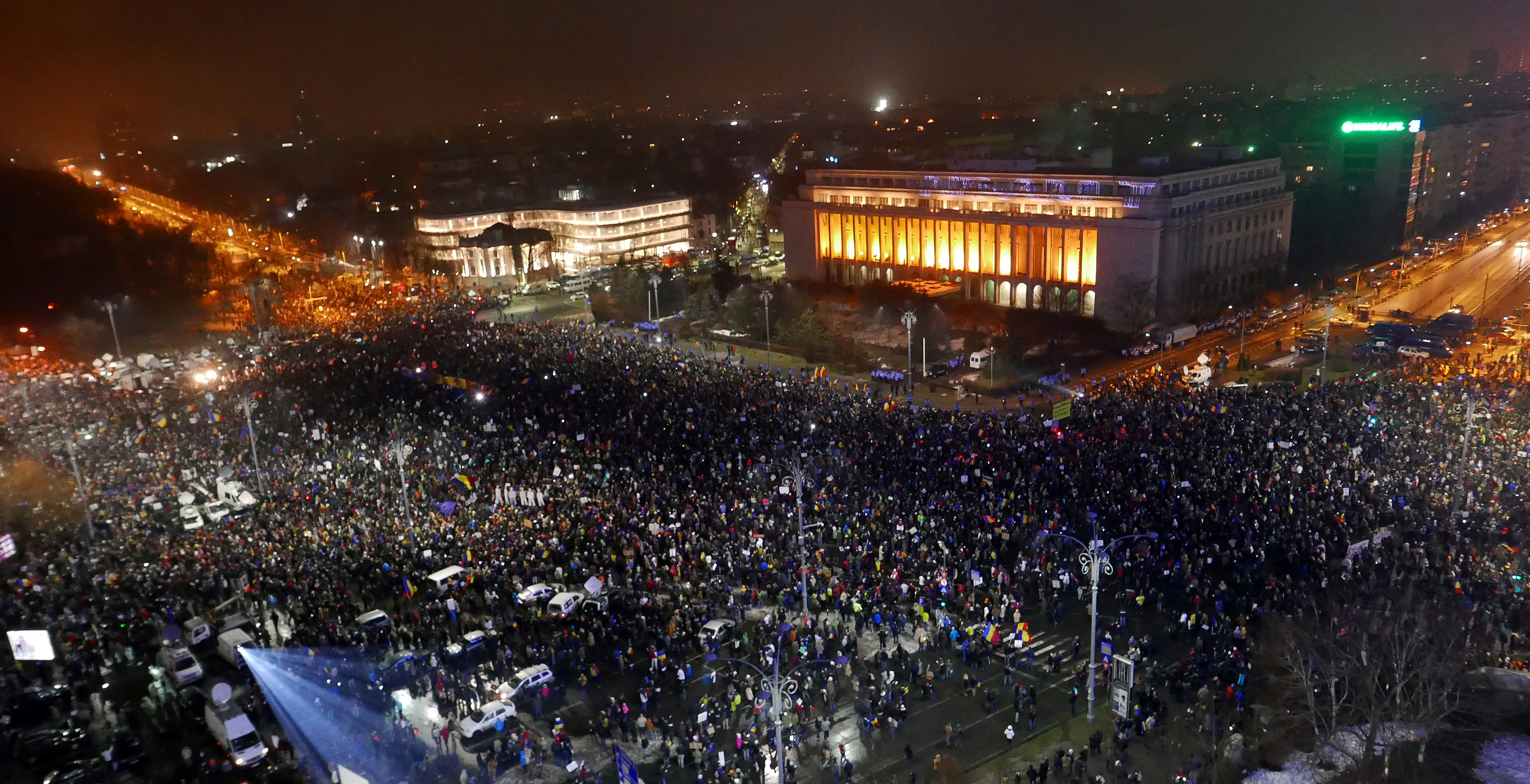 Retirada de un polémico decreto no calma protestas en Rumania