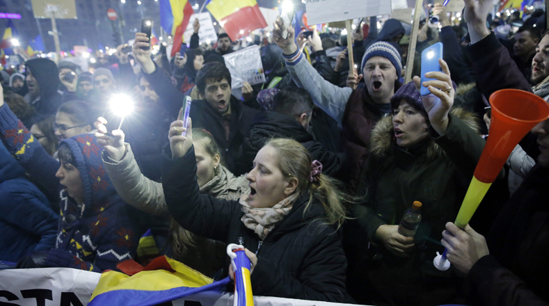 "Toda la clase política debe entender que en el Parlamento de Rumanía no debe existir ninguna sospecha de corrupción", expresó un manifestante del medio millón de rumanos que protestaban contra el decreto y ahora piden la renuncia del primer ministro.