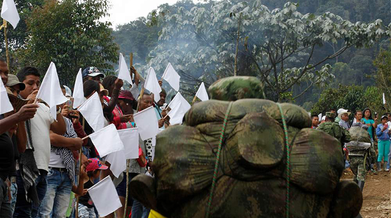 Comunidad saluda con banderas blancas a miembros de la FARC-EP, en su camino a una de las zonas veredales en las montañas del Cauca.