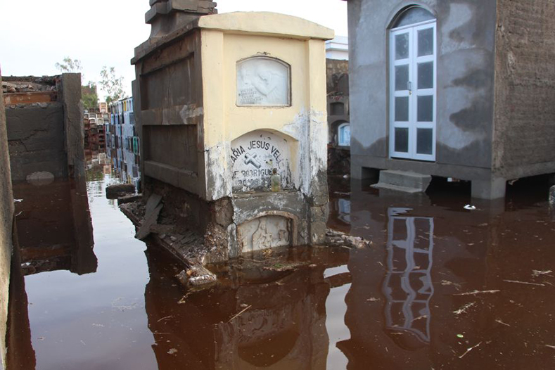 Las intensas lluvias causaron la inundación en camposanto peruano.