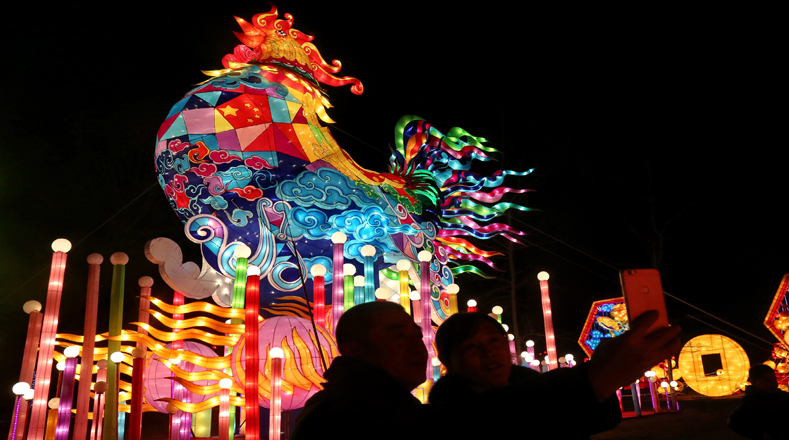 El Festival de Linternas permanece en una vista previa para la prensa de la exhibición anual de linternas por el Festival de Primavera, en Hong Kong, en el sur de China desde el 19 de enero.