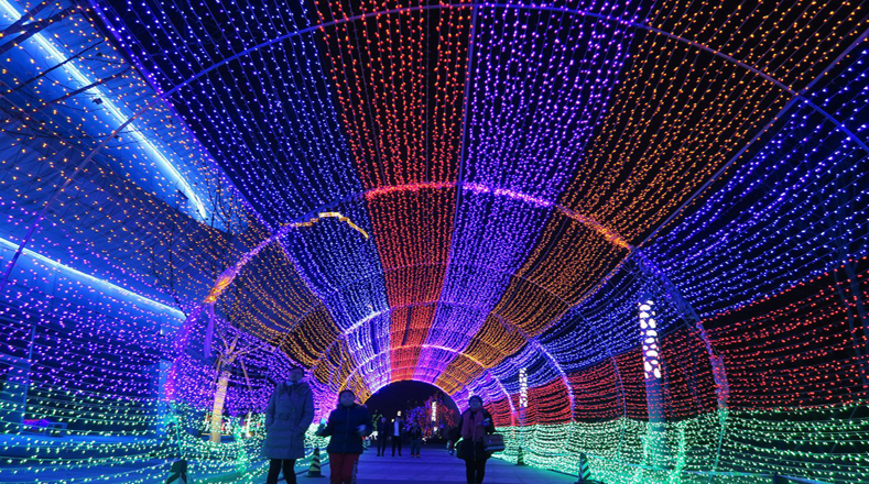 Visitantes observan las linternas durante una demostración de prueba del Festival de la Linterna, en el Jardín Yuyuan en la municipalidad de Shanghai, en el este de China.