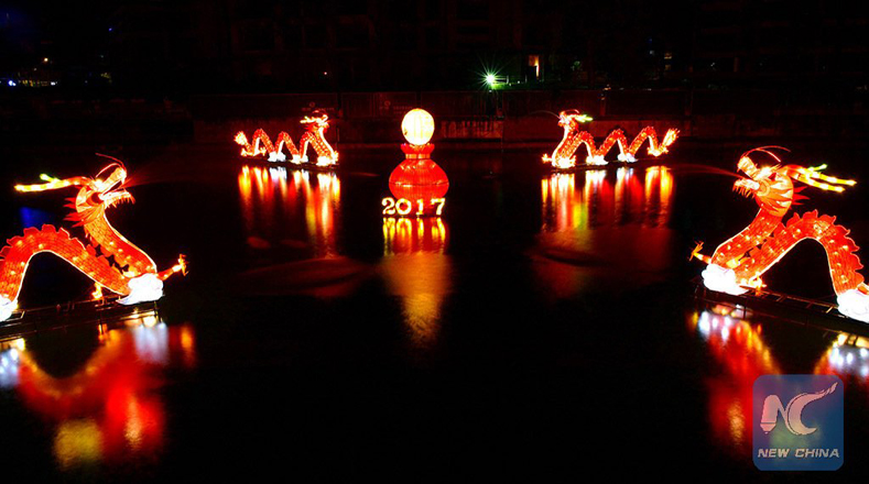 Linternas de colores son encendidas para recibir al Festival de Primavera, a lo largo del Río Gongshui, en el condado de Xuan