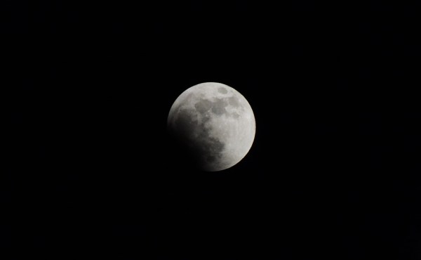 El eclipse lunar ocurre cuando la sombra externa de la Tierra cae sobre la Luna, y provoca una sombra más ligera que un eclipse total