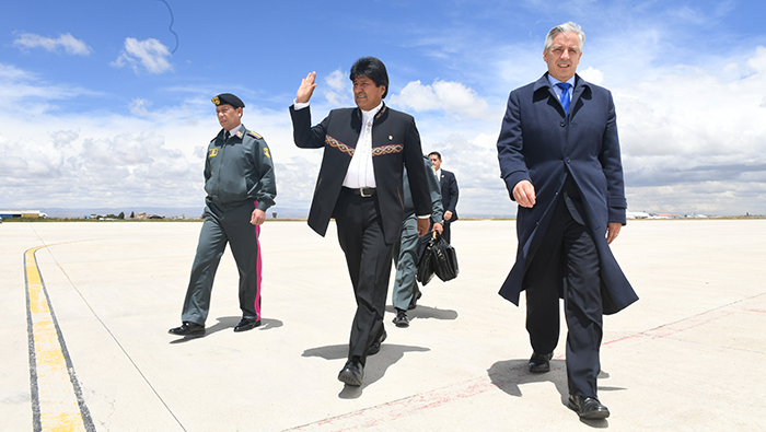El presidente Evo Morales partió este lunes a La Haya.