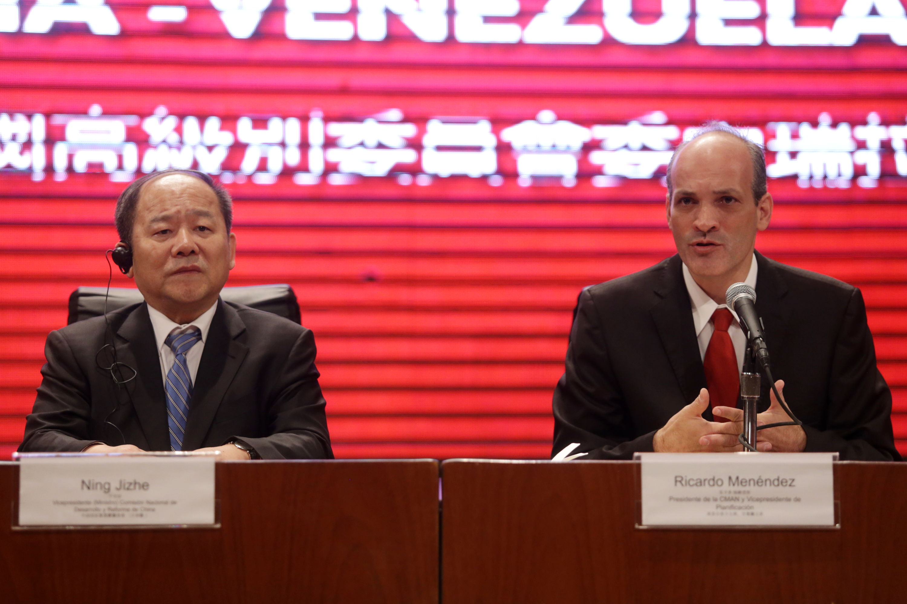 Ning Jizhe, vicepresidente de la Comisión Nacional de la Reforma China, y Ricardo Menéndez, vicepresidente de Planificación de Venezuela.
