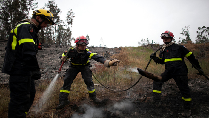 Los bomberos y voluntarios de diversos países ayudaron con la erradicación de los incendios que asolaban la región.