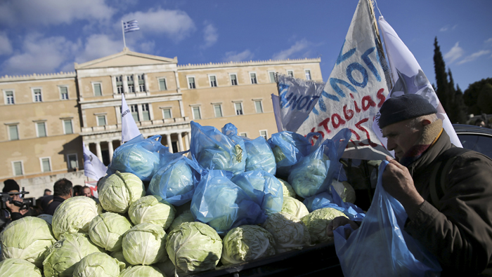 Campesinos griegos protestan en Atenas contra los impuestos.