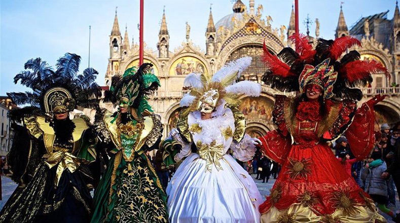 El sábado 18 de febrero en el gran teatro de la plaza de San Marcos, habrá más desfiles, además tendrá lugar el primer gran Concurso de máscaras y disfraces.
