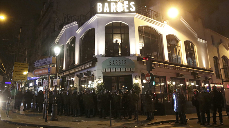 Varios policías montan guardia delante del restaurante Barbes.
