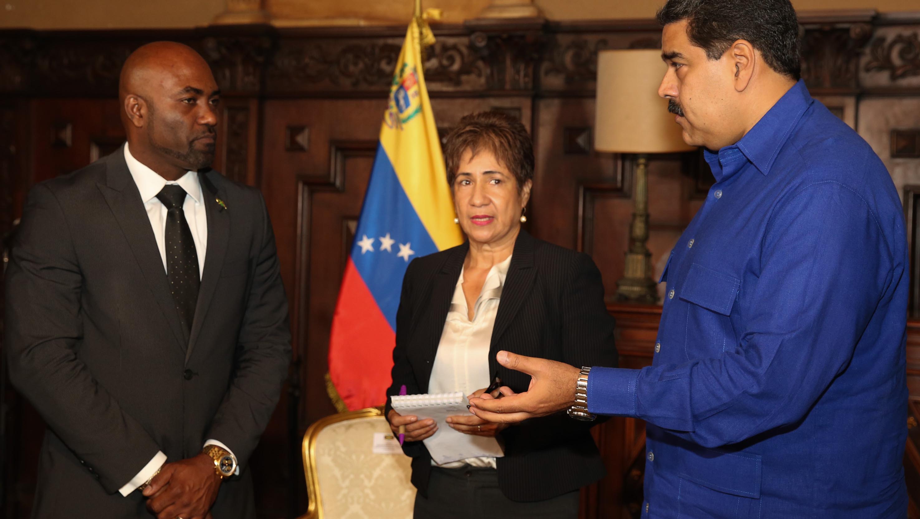 Maduro (d) lideró el acto de las firmas correspondientes.