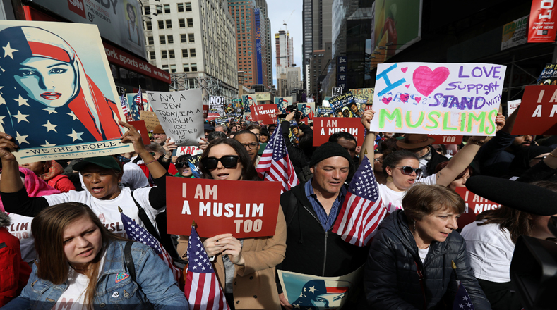 Los neoyorquinos se unieron en Times Square y mostraron su apoyo a los musulmanes ante las políticas migratorias de Trump, que contemplan una nueva orden ejecutiva para restringir los viajes de los ciudadanos de siete países de mayoría musulmana.