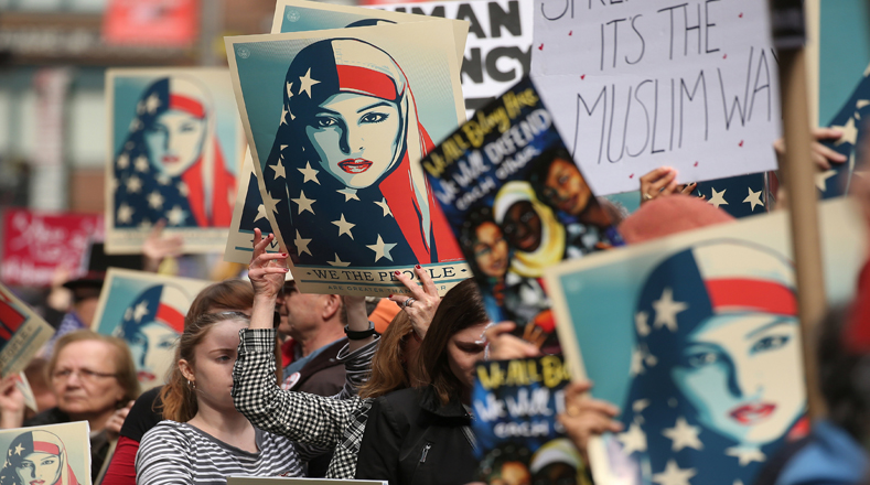 Los manifestantes portaban banderas y carteles con mensajes de apoyo hacia los musulmanes, muchos de los cuales han sido afectados por la orden ejecutiva del presidente Trump.