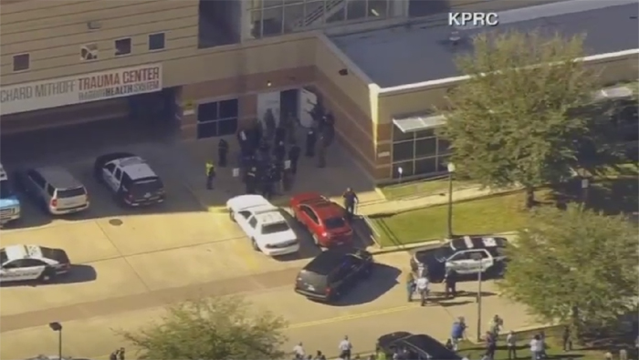 La policía de Houston revisó todo el hospital en busca de un sospechoso.
