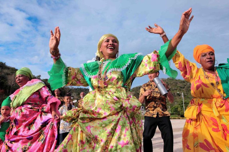 Los Carnavales de El Callao inician el día jueves inmediatamente anterior al lunes y martes de carnaval, y durante todo este tiempo los pobladores salen a las calles danzando al ritmo de calipso y con ellos sus ganas de celebrarlos por todo lo alto.