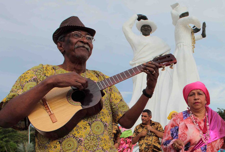Su baile tradicional, el calipso, una herencia proveniente de Trinidad y Tobago, tomó personalidad propia, con la incorporación de instrumentos como el cuatro, las maracas y tambores de madera, que junto a los tambores cilíndricos y timbales resuenan los carnavales en cada rincón del estado Bolívar.