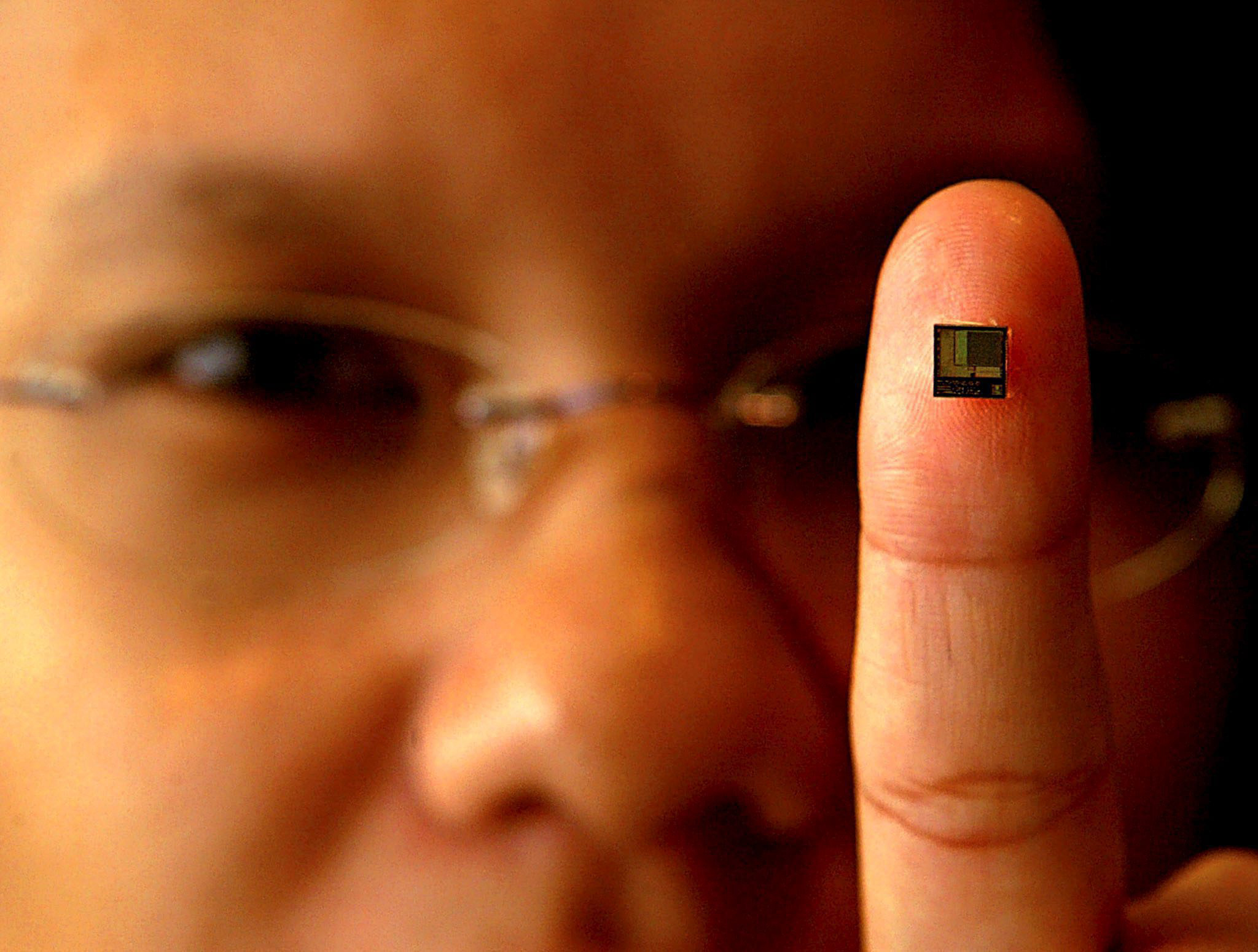 El chip cuenta con tecnología de identificación por radiofrecuencia (RFDI) y una memoria de 868 bytes.