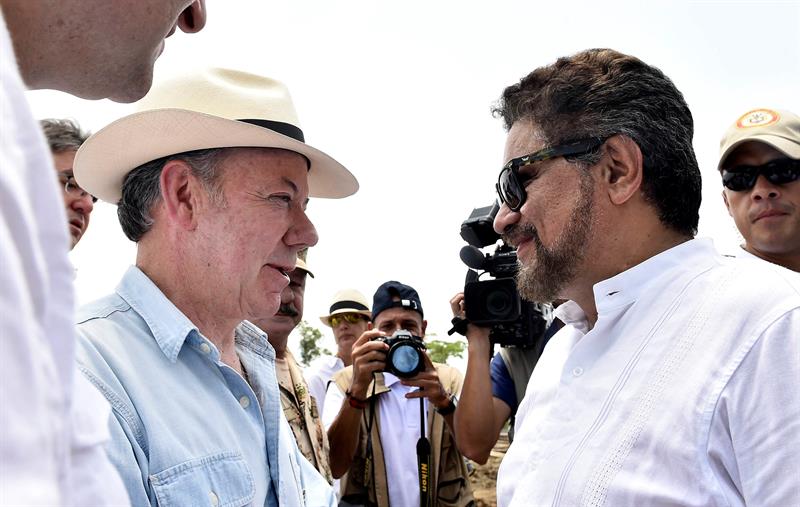 Fotografía cedida por la presidencia de Colombia del presidente colombiano, Juan Manuel Santos (i) hablando con el integrante del secretariado de las FARC, Iván Márquez (d)