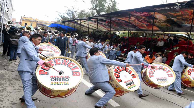Una nueva edición de la Entrada del Carnaval de Oruro inició este sábado en Bolivia, para lo cual fueron convocados miles de danzarines y músicos.