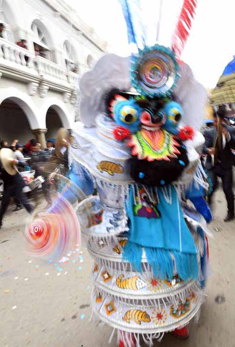 En la actividad hay danza, música y vestimenta que representa la diversidad en Bolivia y su tradición. 