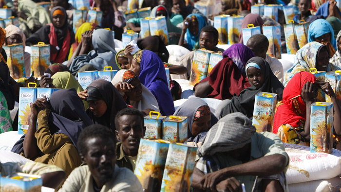 Mujeres con niños desnutridos en los brazos transitan 30 kilómetros hasta la capital de Somalia en busca de comida.