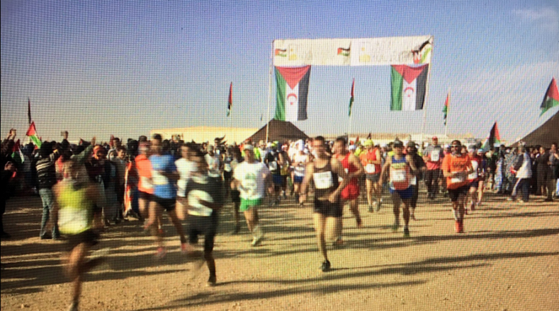 En el maratón del Sahara se corre para apoyar a un pueblo en su lucha por regresar a su país.