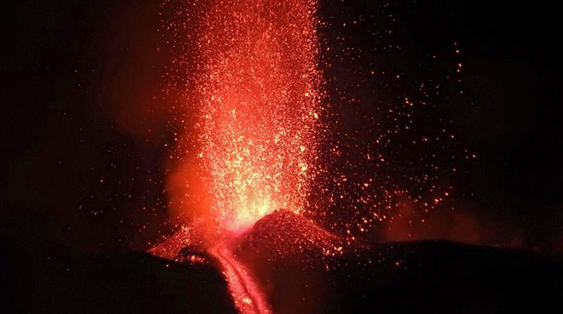 Volcán Etna entra en erupción en Italia