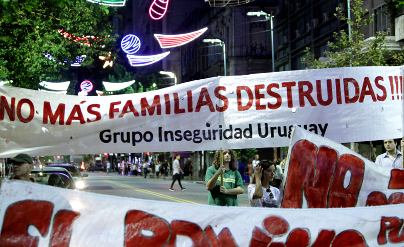 Las organizaciones civiles Coordinadora de Feminismos y la Seguridad de Uruguay marcharon este viernes en protesta al octavo asesinato ocurrido en ese país y en contra de las muertes ocurridas por hechos violentos en lo que va de 2017.