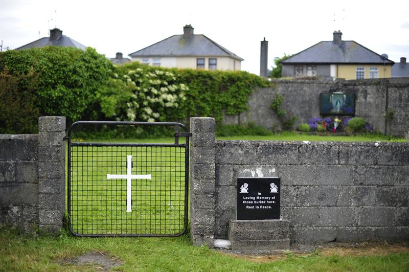 Entrada de una tumba masiva en el Mother and Baby Home en Tuam, Irlanda.