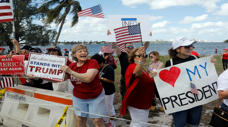 Partidarios del presidente de EE.UU.,Donald Trump, se concentraron frente a la residencia de Mar-a-Lagon (Florida), donde el mandatario pasa el fin de semana.