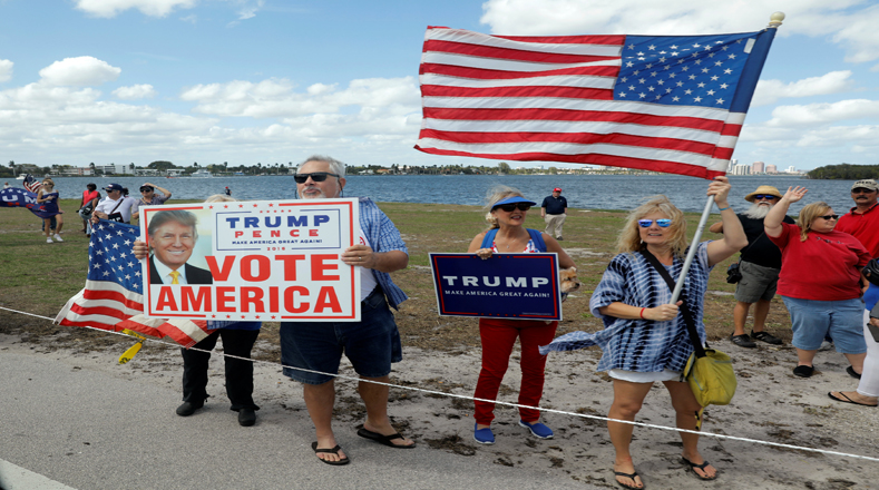 Con banderas estadounidenses y varios letreros, en algunos con el mensaje "Cubans for Trump", los simpatizantes del presidente pidieron se le de "una oportunidad" al actual presidente de EE.UU. y, entre otras cosas, expresaron su conformidad con el plan de abolir la reforma migratoria impulsada por el anterior presidente, Barack Obama.