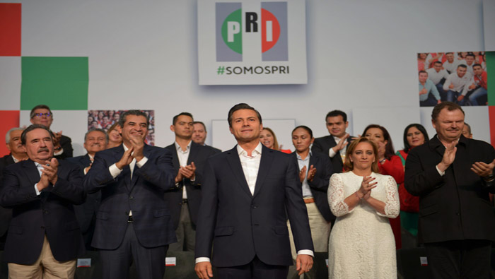 Enrique Peña Nieto (c) durante el acto por los 88 años de su partido, el PRI.