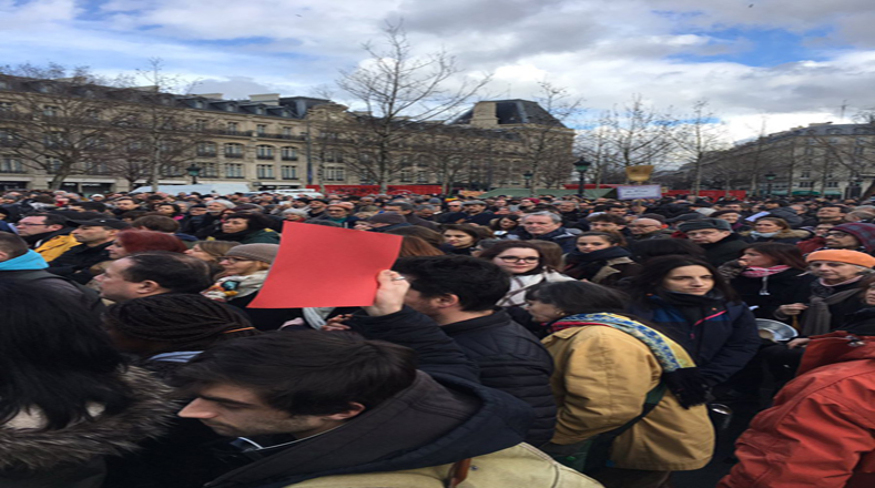 La protesta se desarrolla como respuesta a la concentración de apoyo al candidato presidencial de derecha François Fillon.