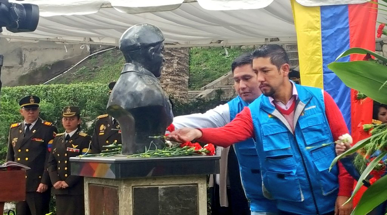 En Bolivia continúan este domingo los homenajes al líder de la Revolución Bolivariana, Hugo Chávez, en la embajada de Venezuela en ese país, con una ofrenda floral al busto del Comandante venezolano.