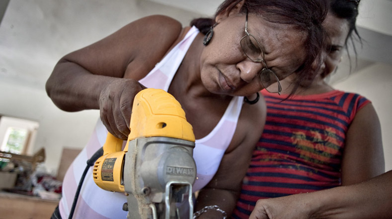Las mujeres de República Dominicana desarrollaron habilidades de carpintería y tapicería para reconstruir las comunidades de Duarte, Barahona y las áreas aledañas afectadas por las tormentas tropicales Noel y Olga, que azotaron al país caribeño en 2007.