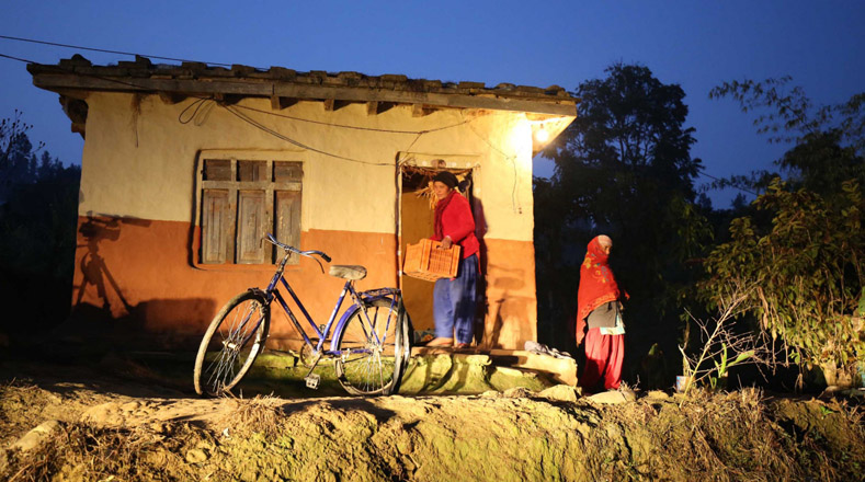 Khagisara lleva y trae todos los días 120 kilos de vegetales, esta mujer de Nepal (Asia) pedalea entre 6 y 8 kilómetros llevando en su bicicleta productos frescos a los hogares en la zona urbana. Esta mujer nepalí cuenta con el apoyo del PNUD y el Gobierno central así recibe capacitación en gestión de emprendimientos.
