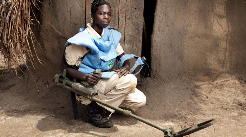En Sudán del Sur, Juwa trabaja junto a un equipo compuesto solo por mujeres que desactiva y remueve proyectiles, bombas y minas sin detonar producto de años de guerra civil en ese país.