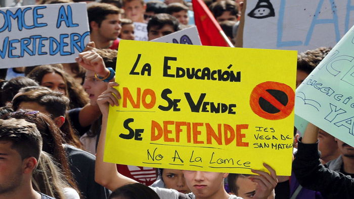 Españoles han exigido varias veces una educación pública.