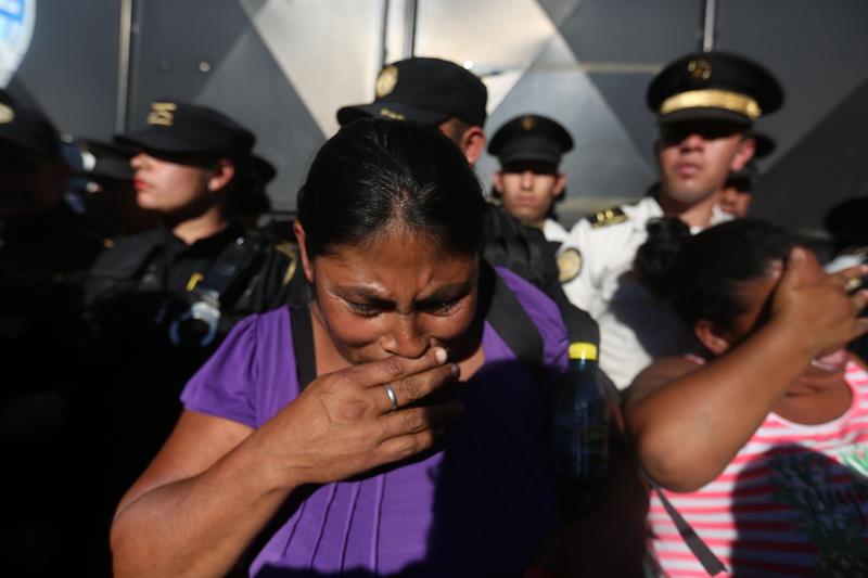 Familiares de menores fallecidos por incendio en el Hogar Virgen de la Asunción, en Guatemala.