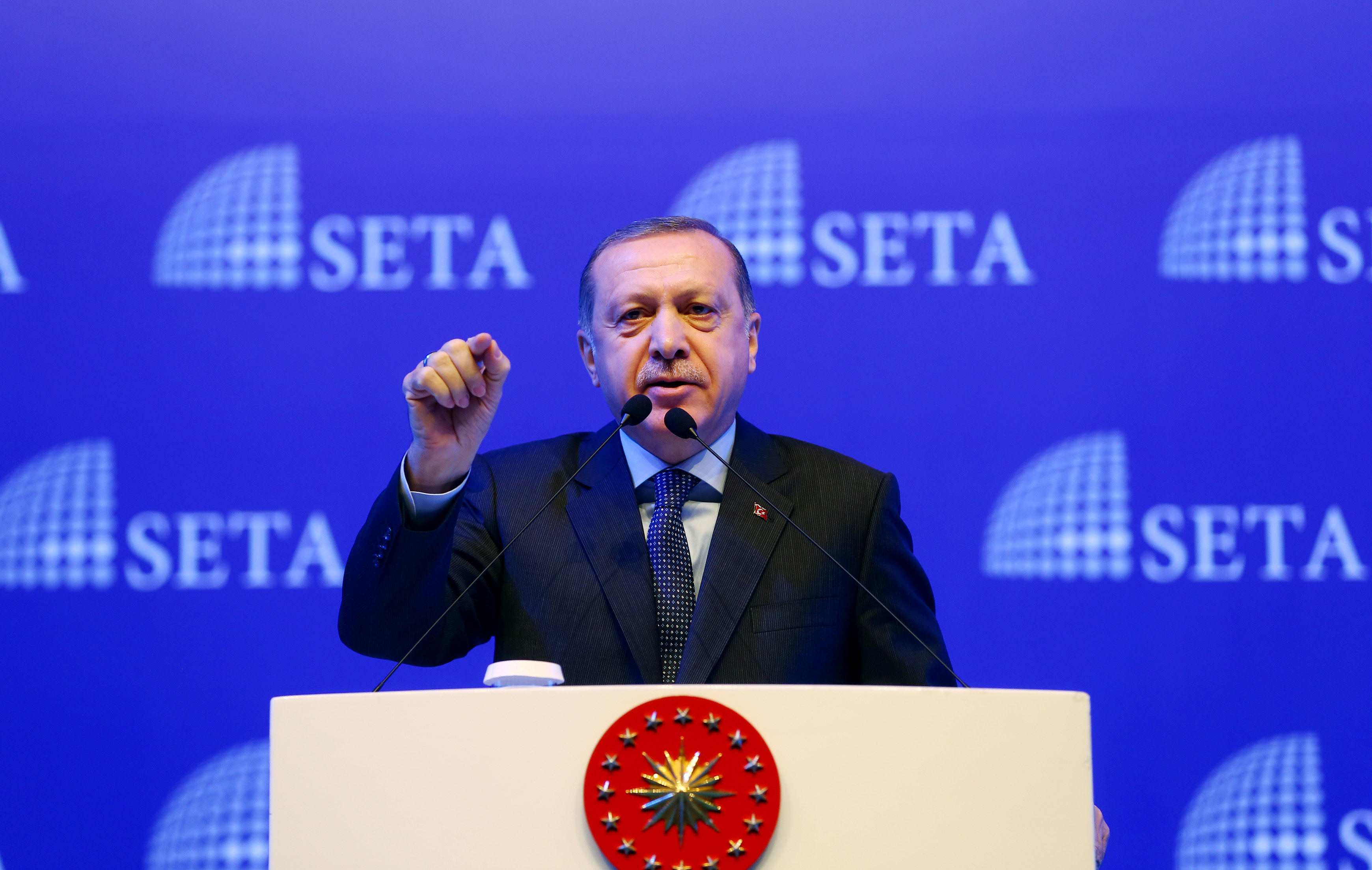 El canciller turco viajaba a los Países Bajos en busca de apoyo al referendo sobre la reforma constitucional que hará de Turquía un sistema presidencialista dejando atrás la actual república parlamentaria.