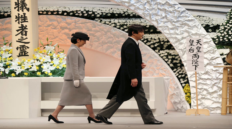 El príncipe japonés, Akishino y la princesa Kiko caminan frente al altar para las víctimas del terremoto y tsunami de 2011 luego de que el príncipe pronunciara un discurso en el servicio conmemorativo nacional en Tokio.