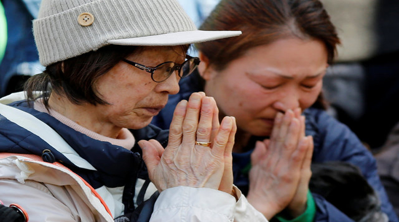 Los participantes dedican un momento de silencio a las 02H46 hora local (05H46 GMT), momento en el que el terremoto de magnitud 9.0 sacudió la costa de Japón en 2011.