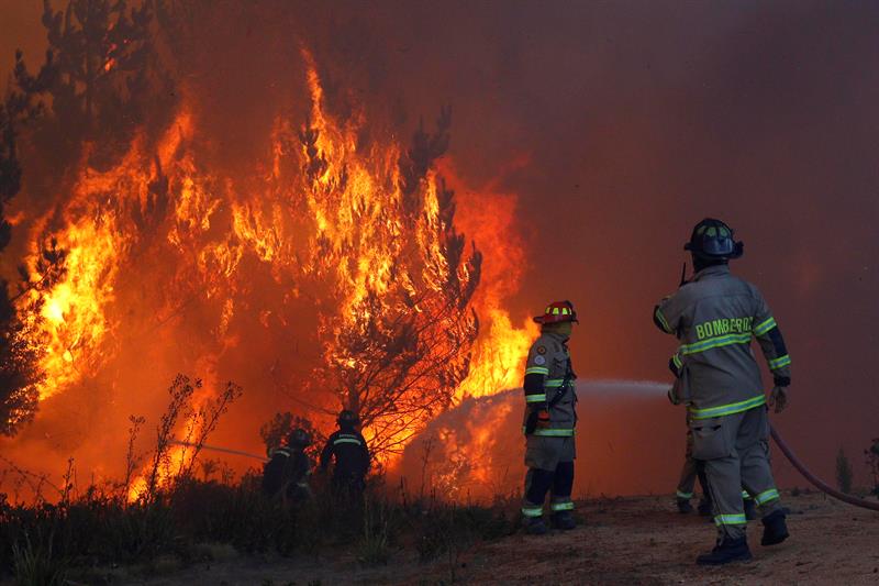 El incendio se produjo en medio de fuertes vientos y de altas temperaturas por encima de los 30 grados que se registraron este fin de semana en la zona central chilena. 