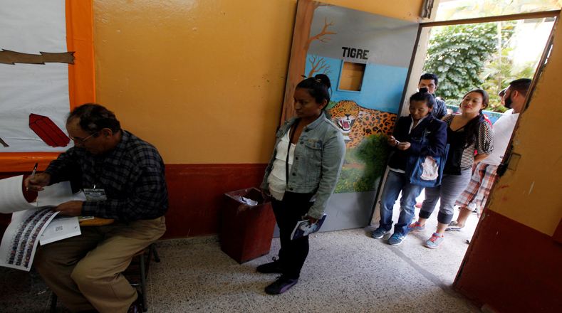 Las elecciones primarias en Honduras que celebraron los tres partidos mayoritarios del país se desarrolló  este domingo con bastante participación de votantes hasta la mitad de la jornada, según el TSE.