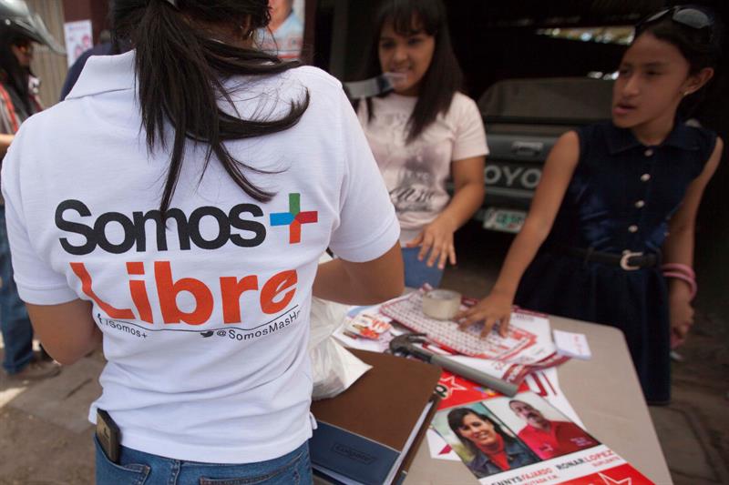 Simpatizantes del partido Libertad y Refundación (LIBRE) de Honduras
